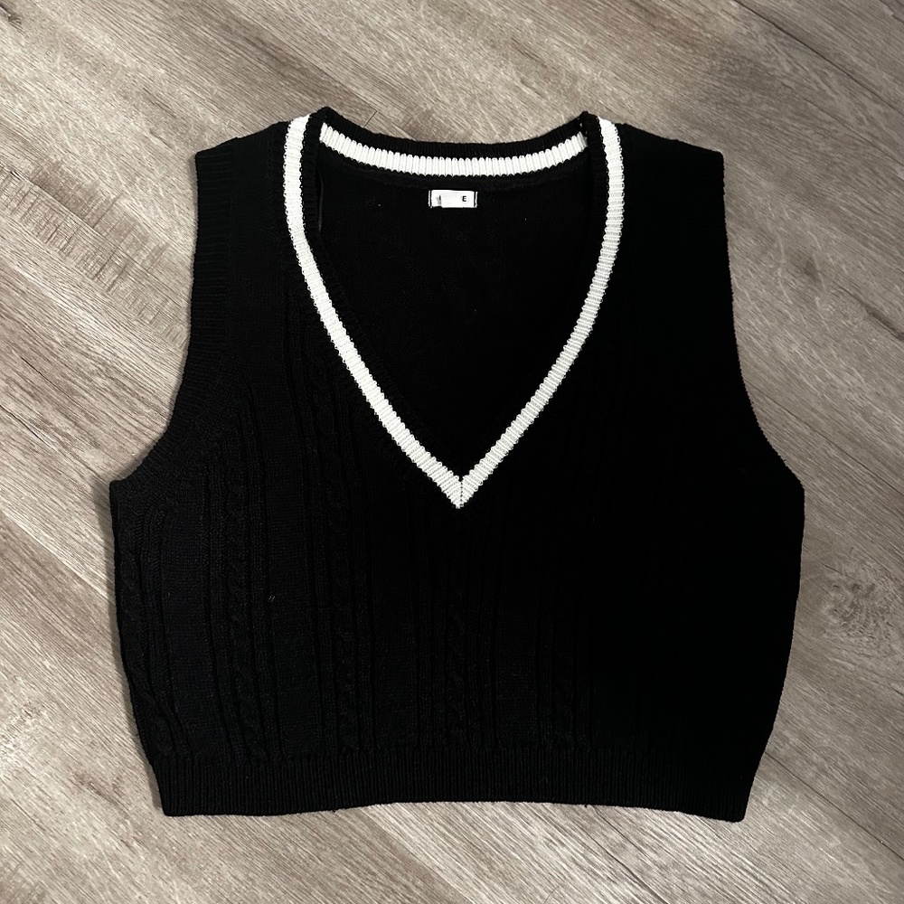 Black crop sweater vest